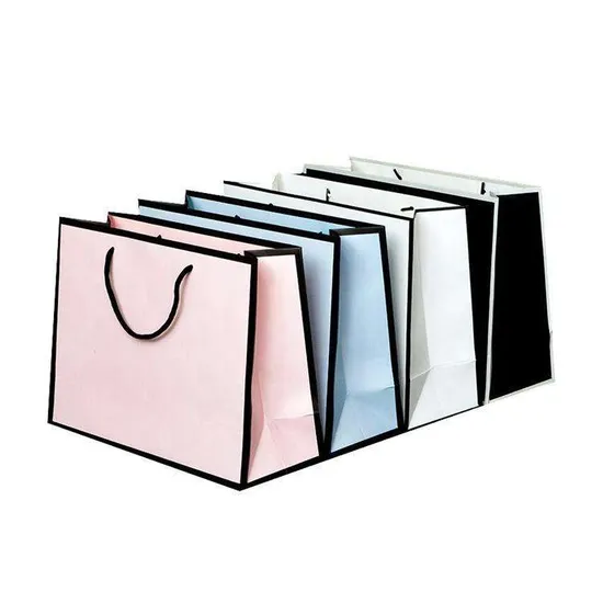 Bolsas de papel mate de lujo al por mayor, diseño personalizable con logotipo y asa de cinta, materiales reciclados, bolsas de papel kraft para compras.